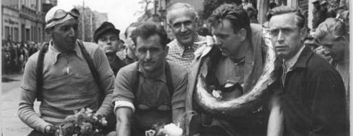 Bernhard Trefflich (2.v.r.) nach seinem Sieg beim ersten Lauf der DDR-Meisterschaft im Straßenfahren 1953 in Riesa.