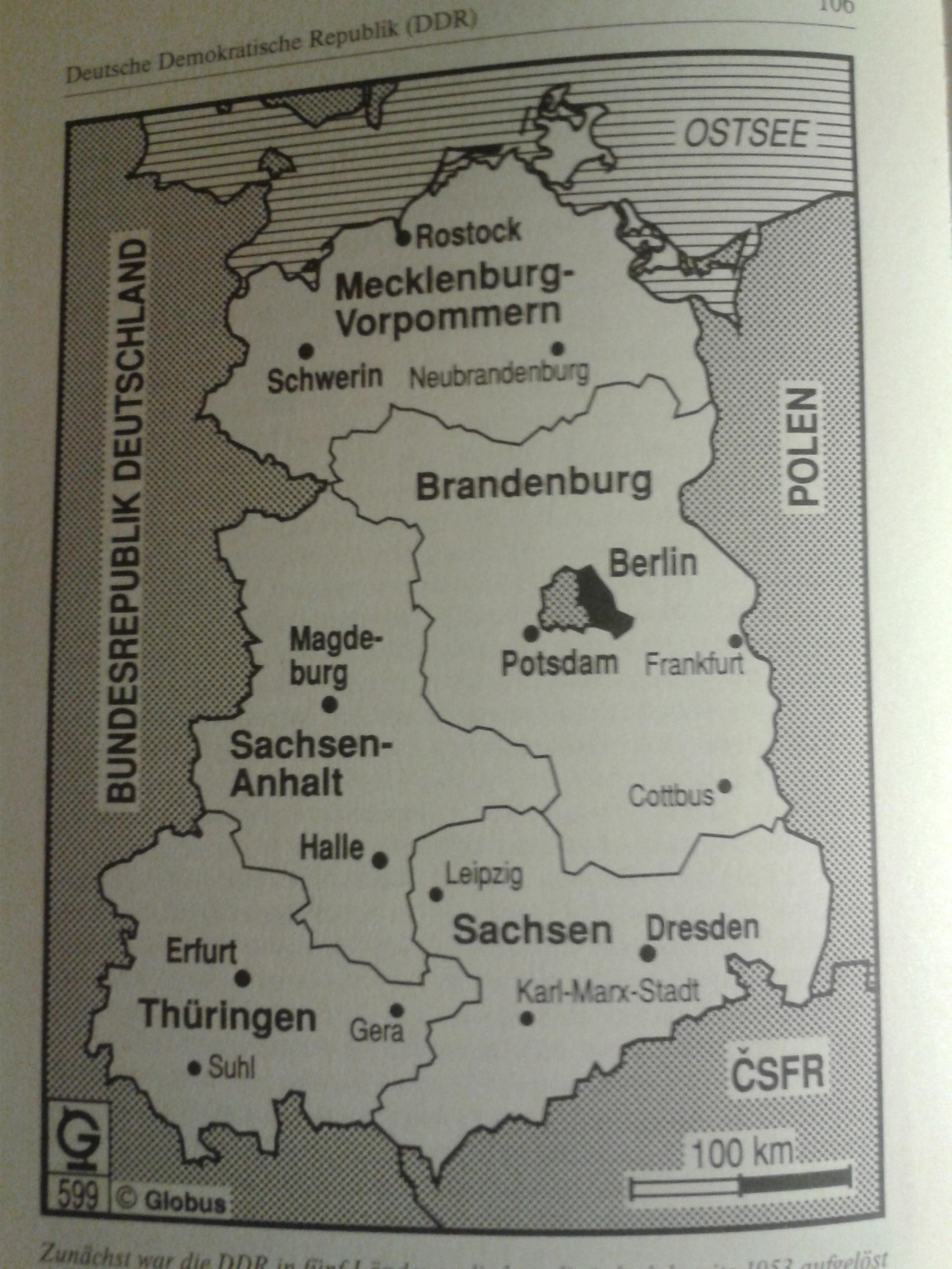 Zunächst war die DDR in fünf Länder aufgegliedert, die jedoch bereits 1953 aufgelöst und durch 14 Bezirke ersetzt wurden. Die Hauptstadt der Deutschen Demokratischen Republik, Berlin hatte einen Sonderstatus.