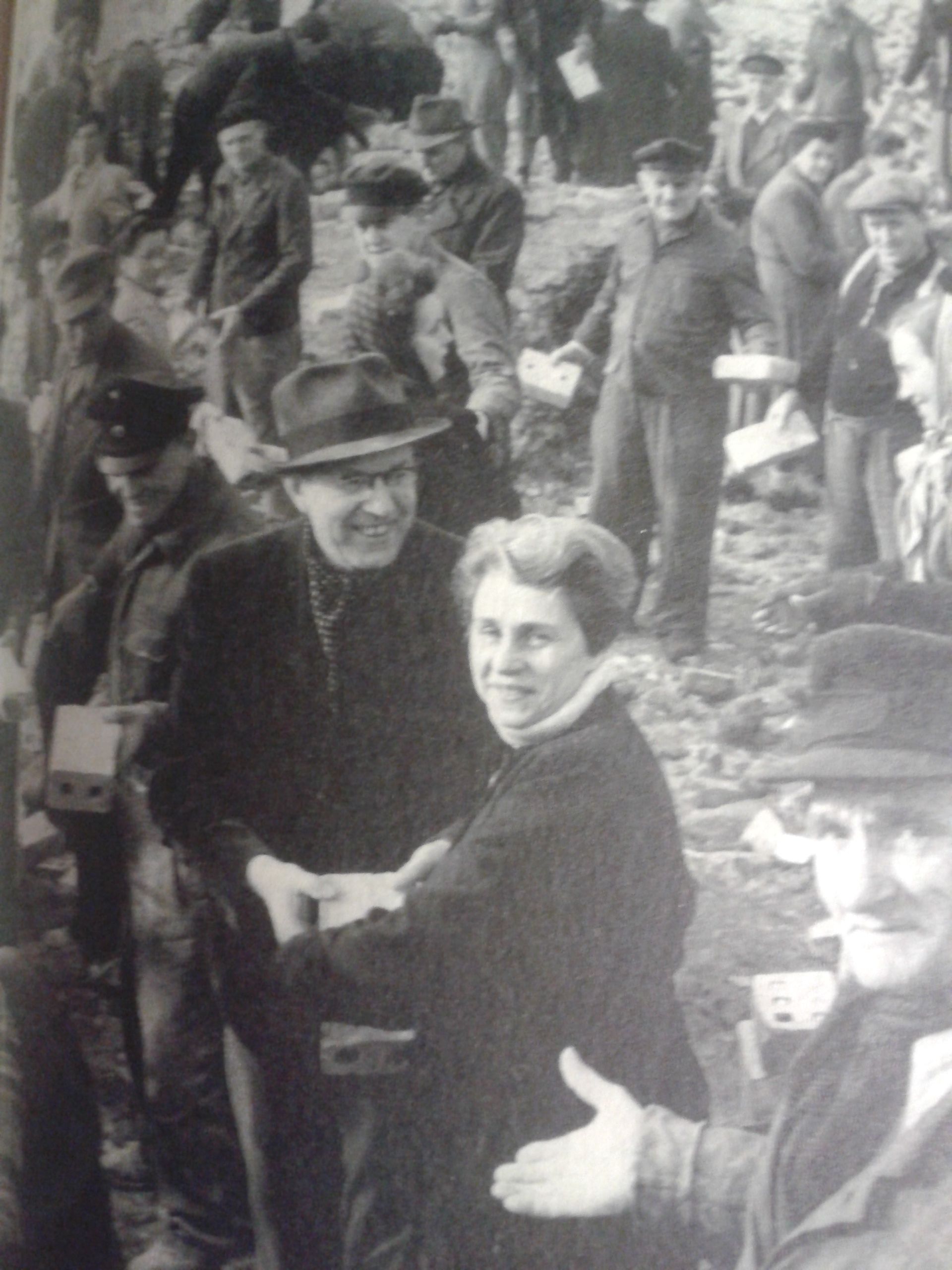 Otto Grotewohl (SPD) hilft den Trümmerfrauen im Berlin des Jahres 1945