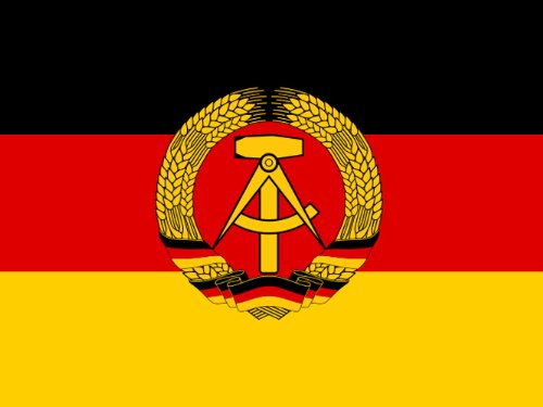 Staatsflagge der DDR mit Staatswappen