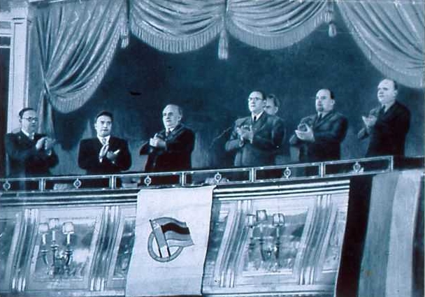 Der vom 20. bis 22. Januar 1951 tagende 3. Kongreß der Gesellschaft für Deutsch-Sowjetischen Freundschaft bildete einen der Höhepunkte in der Arbeit dieser wichtigen Organisation (v.l.n.r. Stellvertretender Ministerpräsident und minister für Aufbau Dr. Lothar Bolz, Botschafter Puschkin, Präsident Pieck, Ministerpräsident Grotewohl, Stellvertretender Ministerpräsident Ulbricht und Botschafter Semjonow